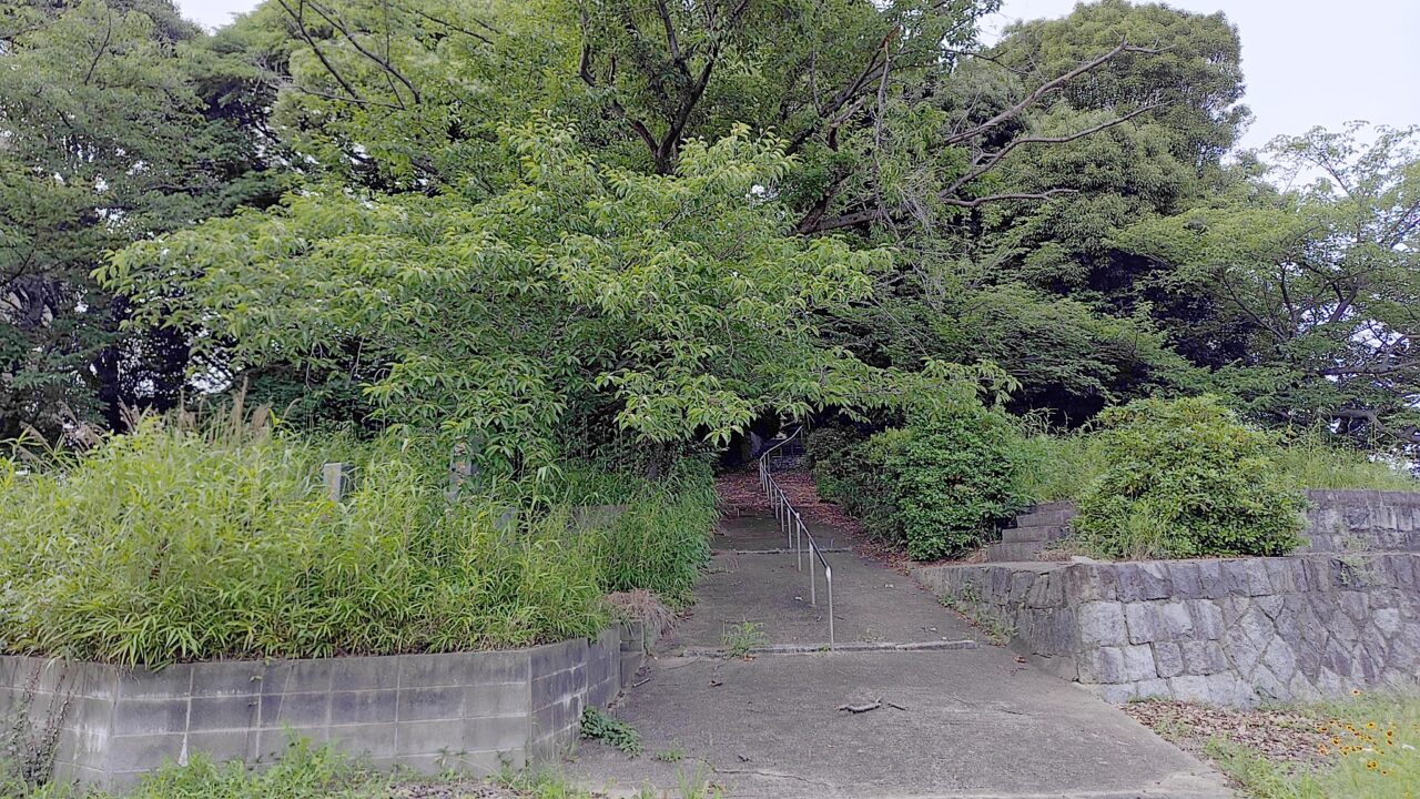 東の陵の入口