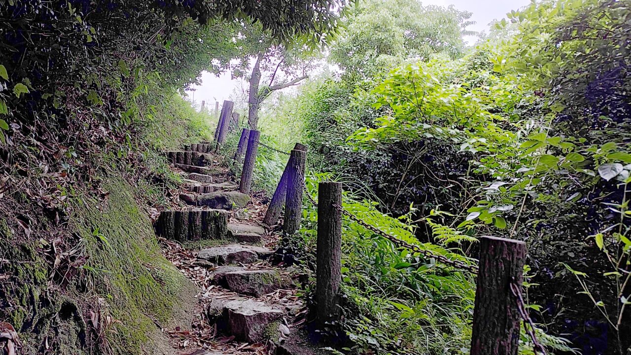 岩屋城跡への道
