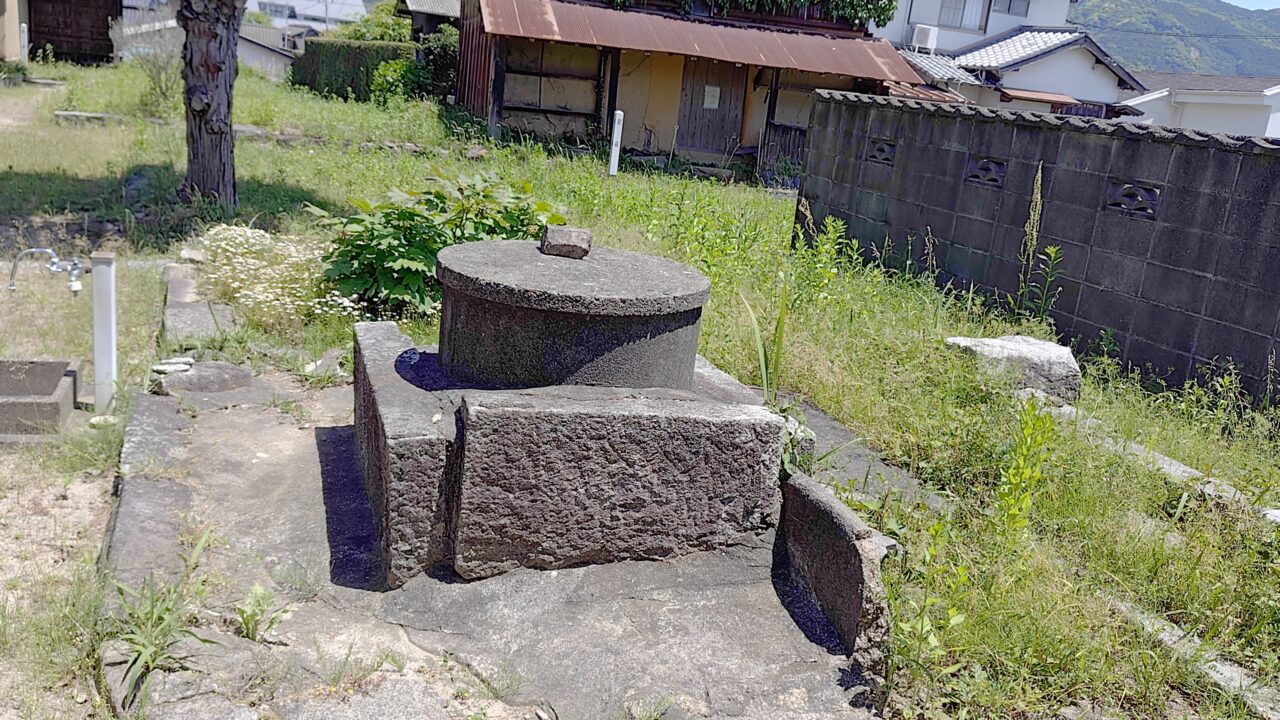 山家宿郡屋跡の井戸