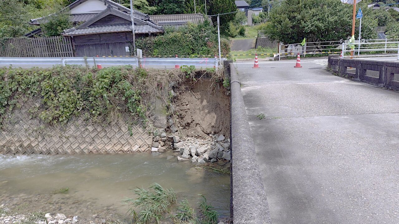 崩壊した宝満川の法面と厄神橋
