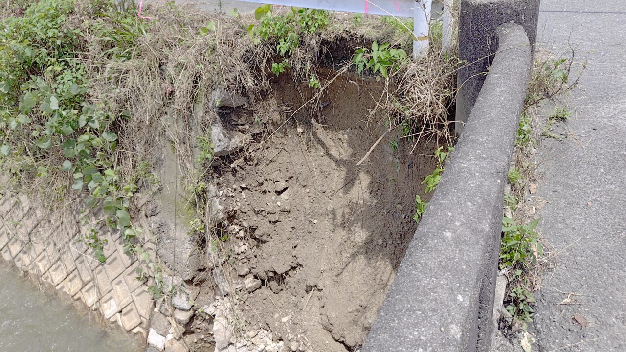 崩壊した宝満川の法面