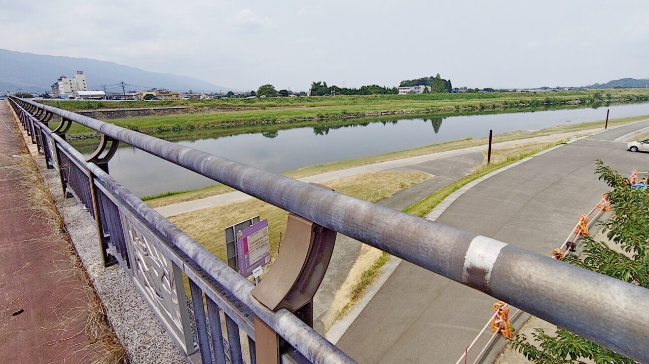 原鶴大橋の河川敷