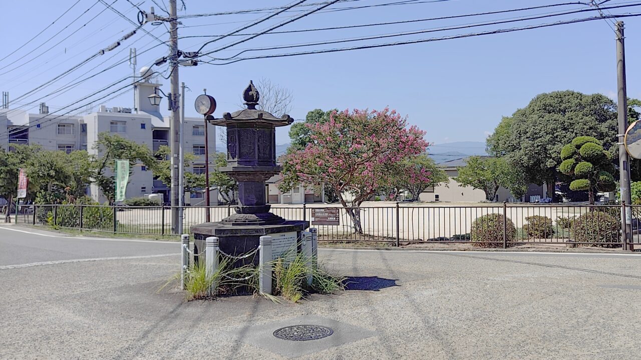 国分寺前の石灯籠