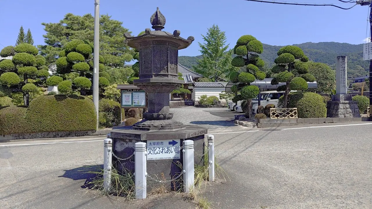 国分寺前の石灯籠