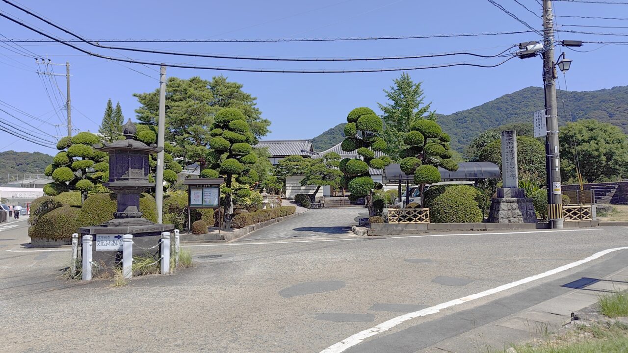国分寺前の石灯籠