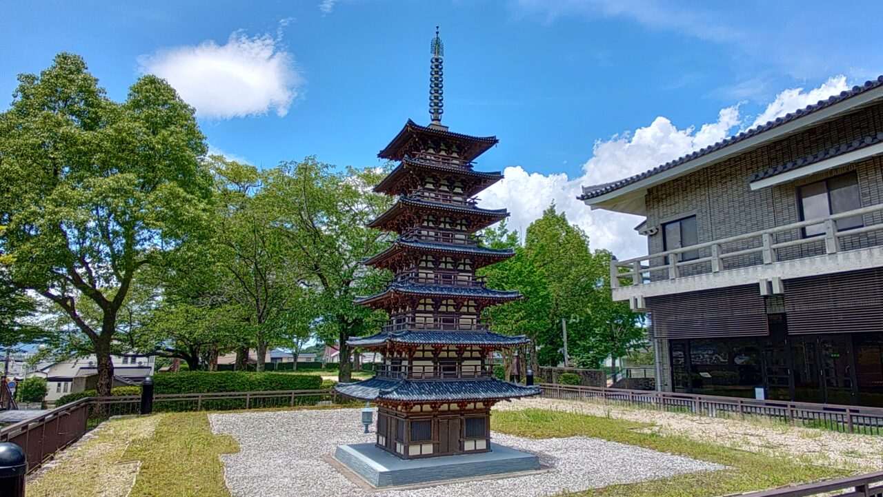 太宰府市文化ふれあい館にある国分寺の七重の塔のレプリカ