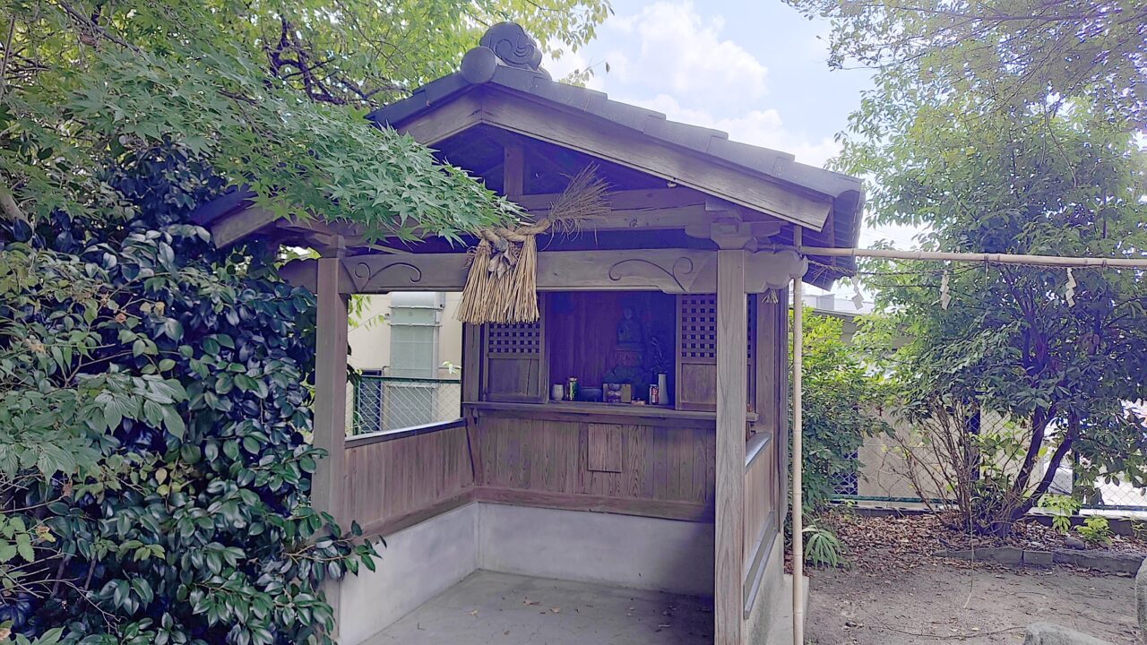 地禄神社の境内にある祠