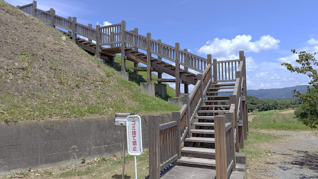 焼ノ峠古墳に上る階段