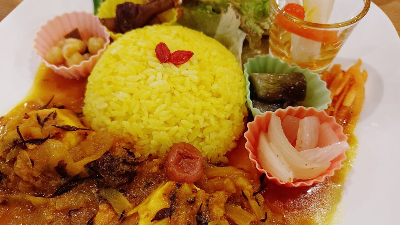 カレーハウス光の麹仕込みの腸活チキンと梅ひじきのカレー