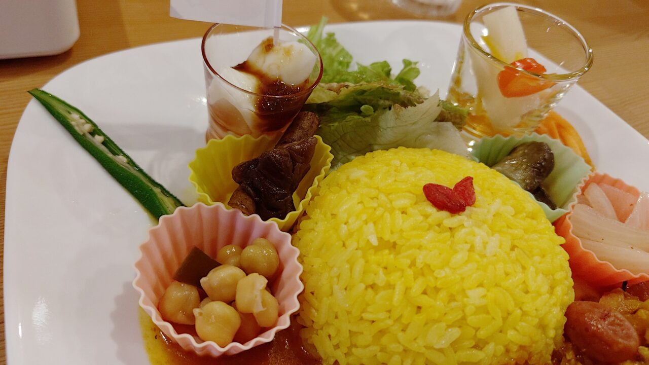 カレーハウス光の麹仕込みの腸活チキンと梅ひじきのカレー