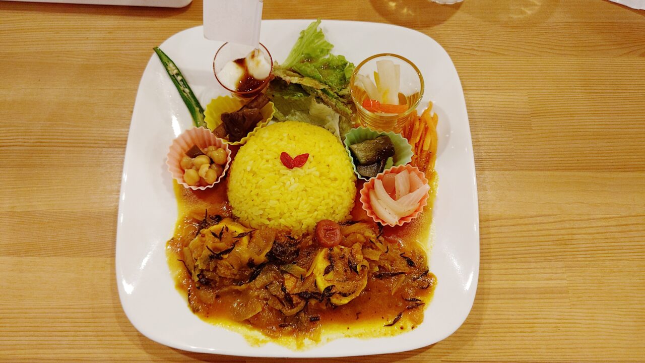 カレーハウス光の麹仕込みの腸活チキンと梅ひじきのカレー