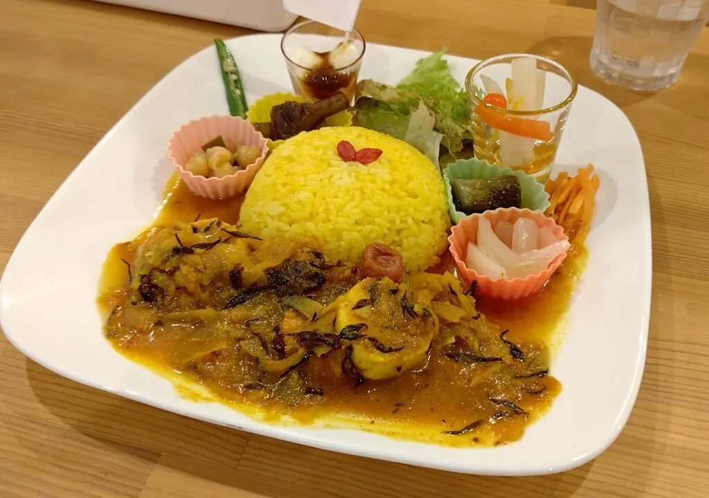 カレーハウス光の麹仕込みの腸活チキンと梅ひじきのカレー