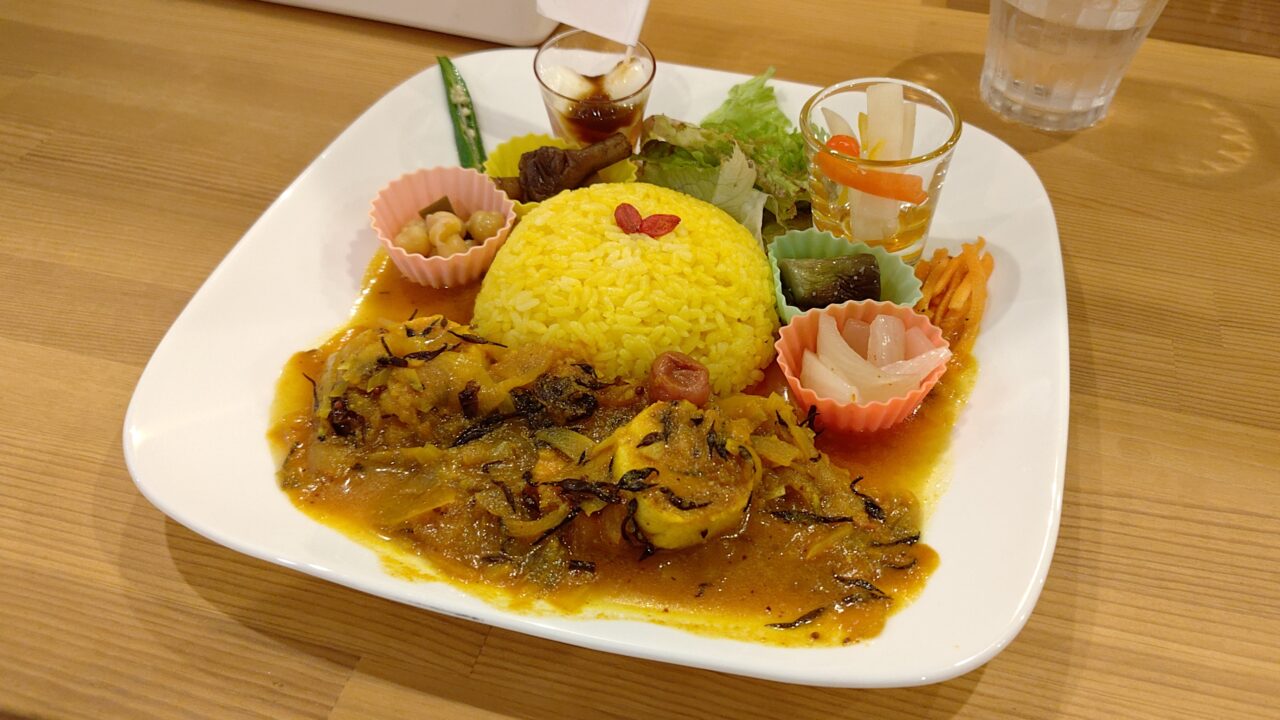 カレーハウス光の麹仕込みの腸活チキンと梅ひじきのカレー