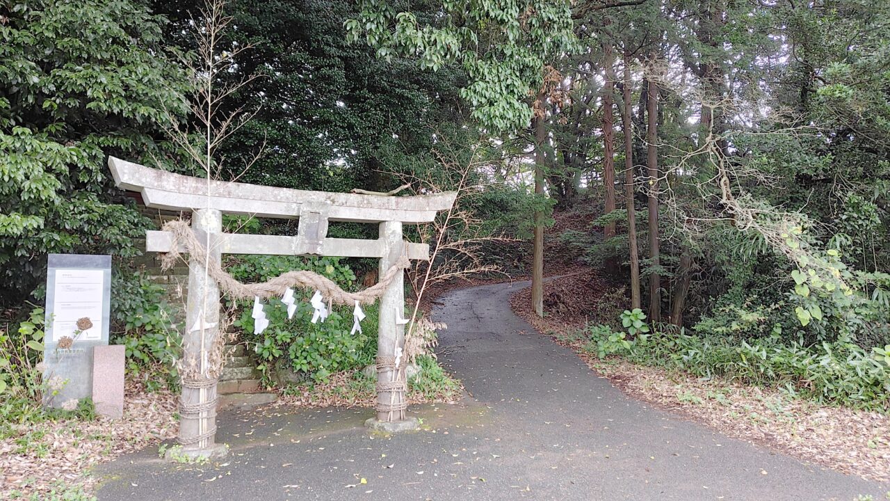 橘広庭宮跡に向かう入口と朝闇神社