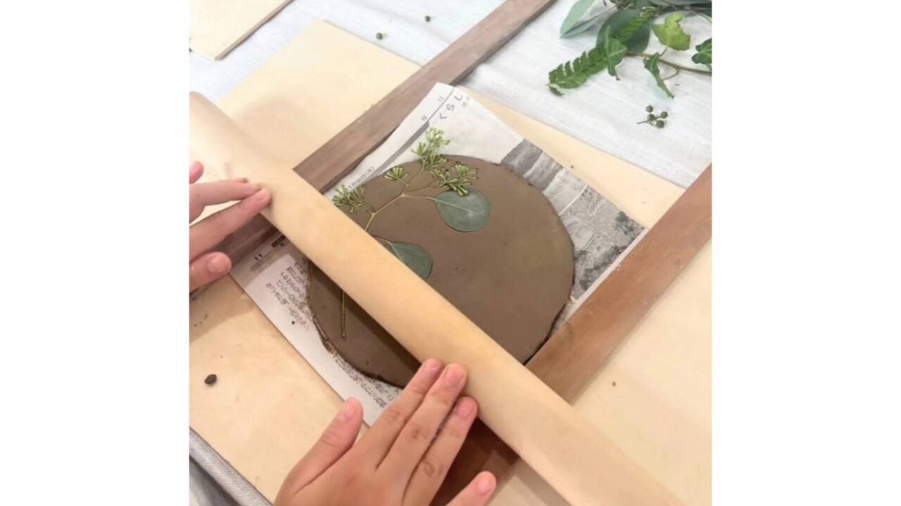 落ち葉のお皿の製作風景
