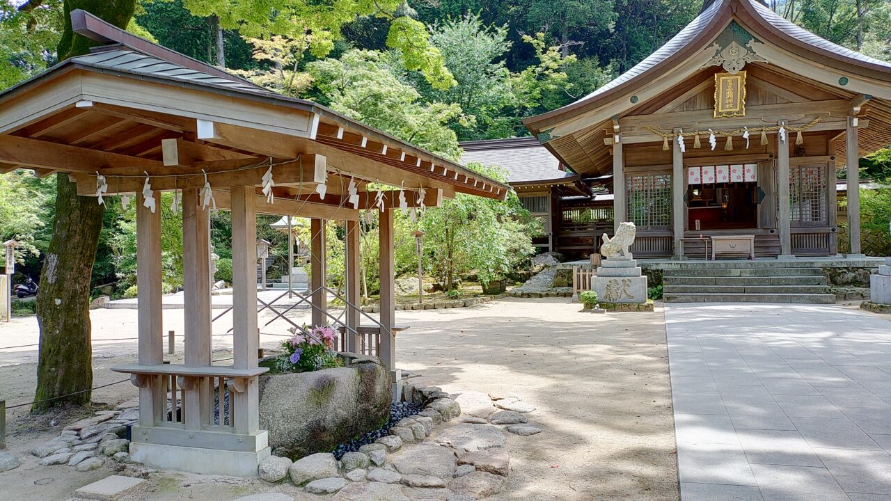 竈門神社の本殿と手水舎